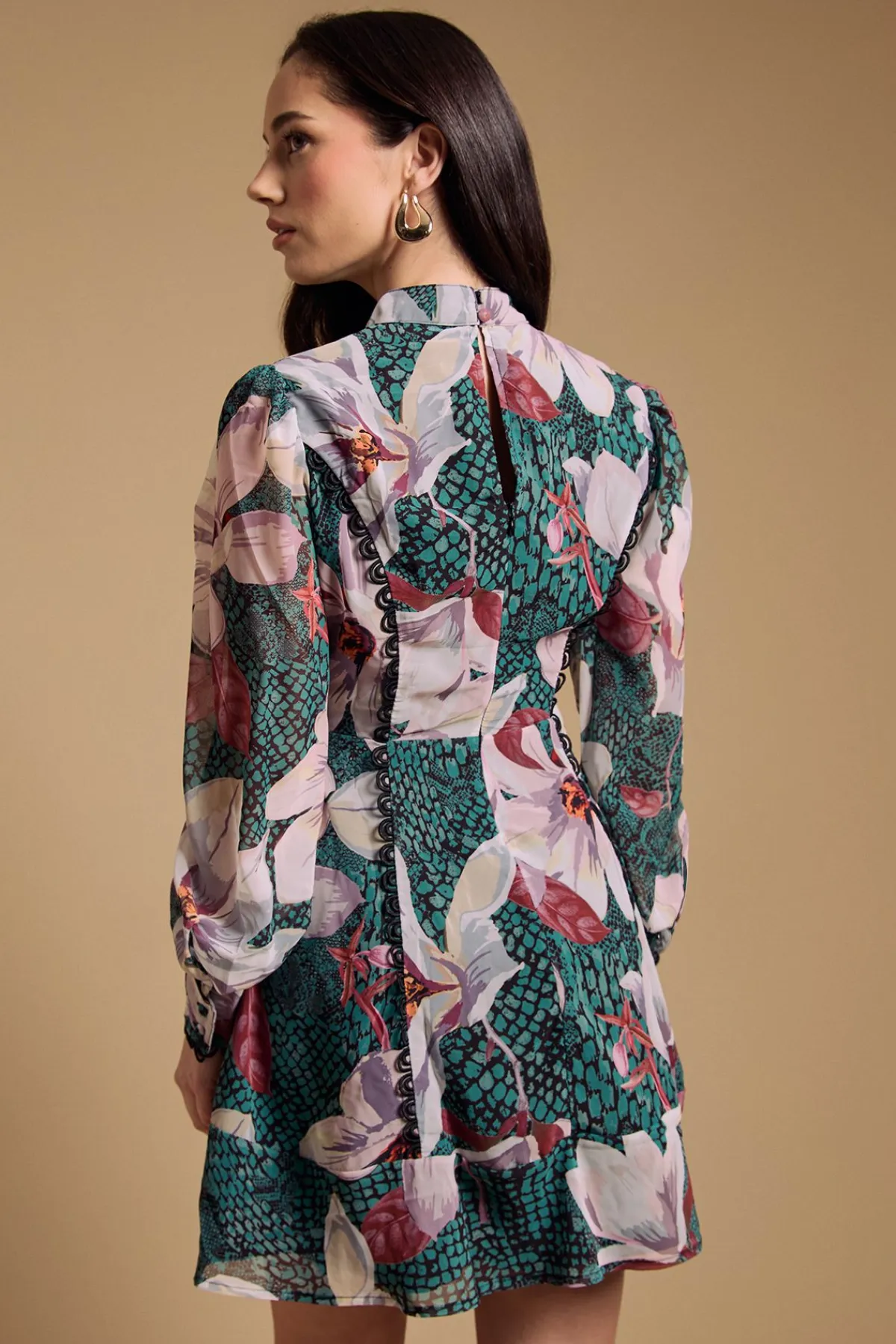 Oasis Robe Mini à Col Montant et Manches Longues avec Laçage<Femme Satin Et Dentelle|Robes À Manches Longues