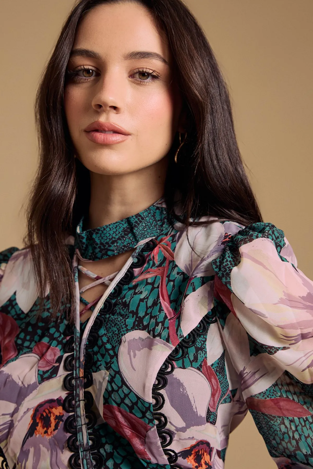 Oasis Robe Mini à Col Montant et Manches Longues avec Laçage<Femme Satin Et Dentelle|Robes À Manches Longues