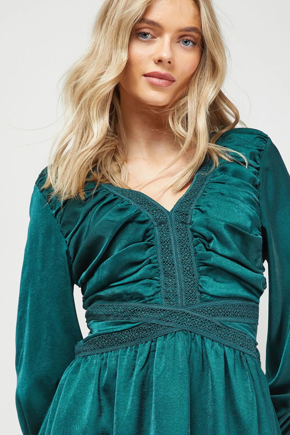 Oasis Robe Mini Col V Froncé avec Finitions en Dentelle<Femme Satin Et Dentelle|Robes