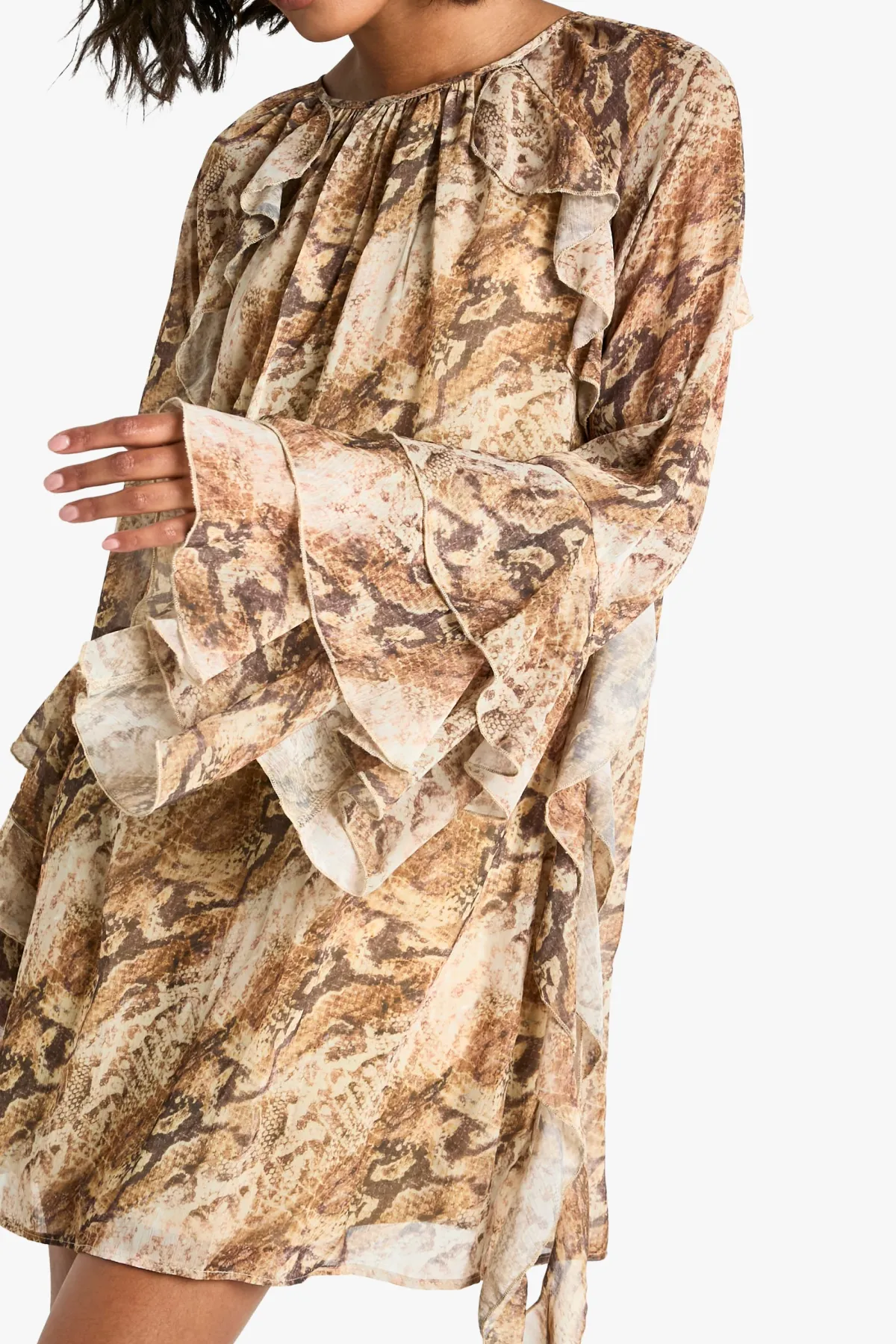 boohoo Robe mini décontractée Tall Snake à volants et manches flare<Femme Robes Courtes|Robes À Manches Longues