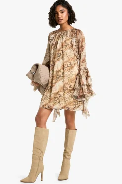 boohoo Robe mini décontractée Tall Snake à volants et manches flare<Femme Robes Courtes|Robes À Manches Longues