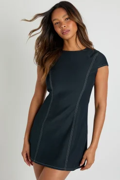 Robe mini droite à manches cap