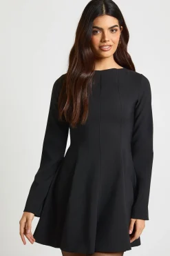 Robe mini à détails de couture, manches longues, ourlet évasé