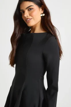 Robe mini à détails de couture, manches longues, ourlet évasé