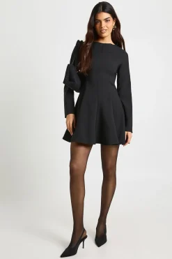 Robe mini à détails de couture, manches longues, ourlet évasé