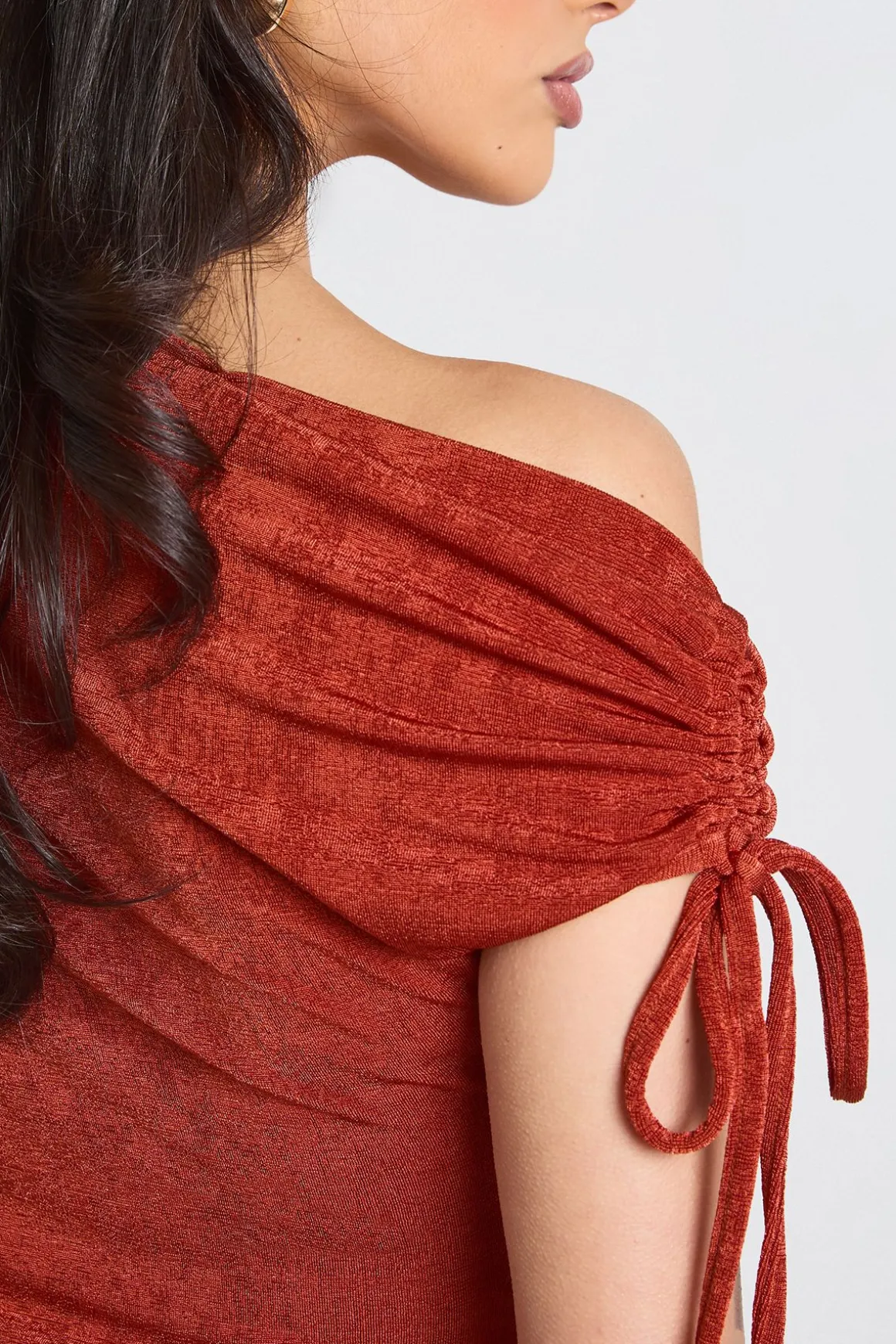 Robe Mini En Acétate Slinky À Épaule Asymétrique Avec Détails Froncés
