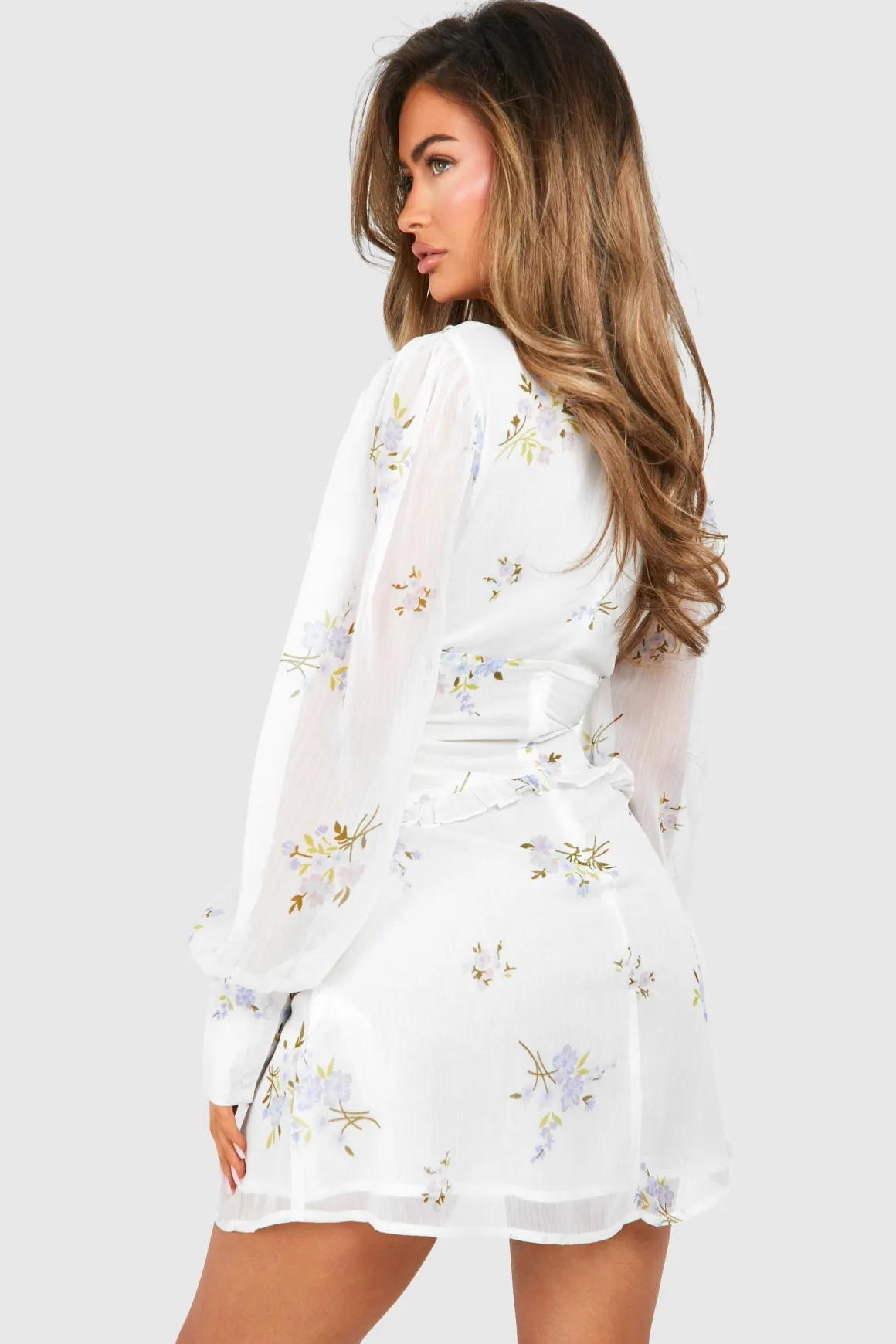 Robe mini en chiffon fleuri à volants