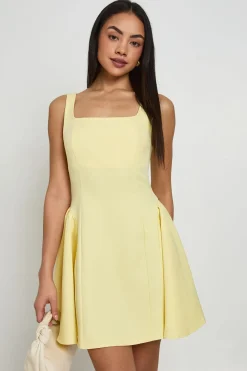 Robe Mini À Encolure Carrée Et Jupe Évasée