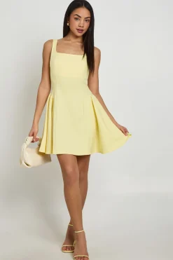 Robe Mini À Encolure Carrée Et Jupe Évasée