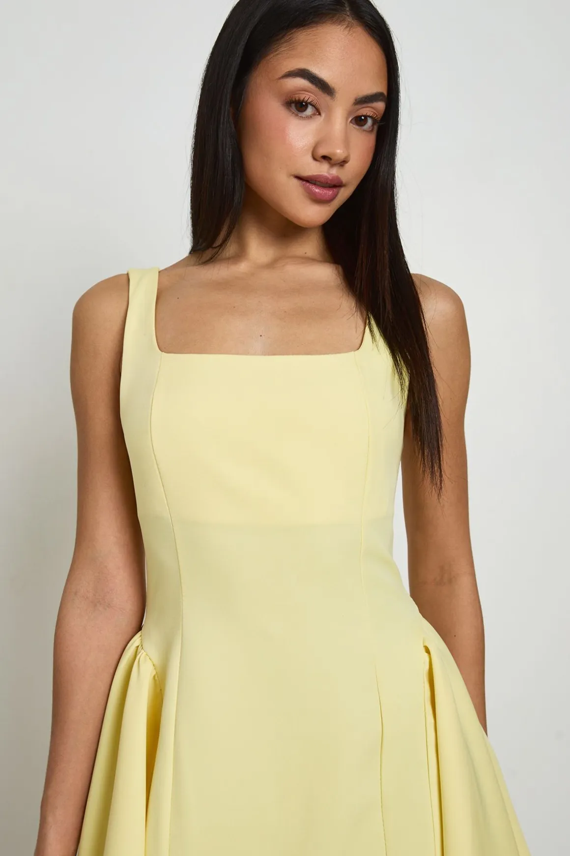 Robe Mini À Encolure Carrée Et Jupe Évasée