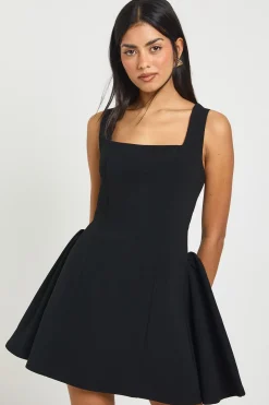 Robe Mini À Encolure Carrée Et Jupe Évasée