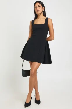 Robe Mini À Encolure Carrée Et Jupe Évasée