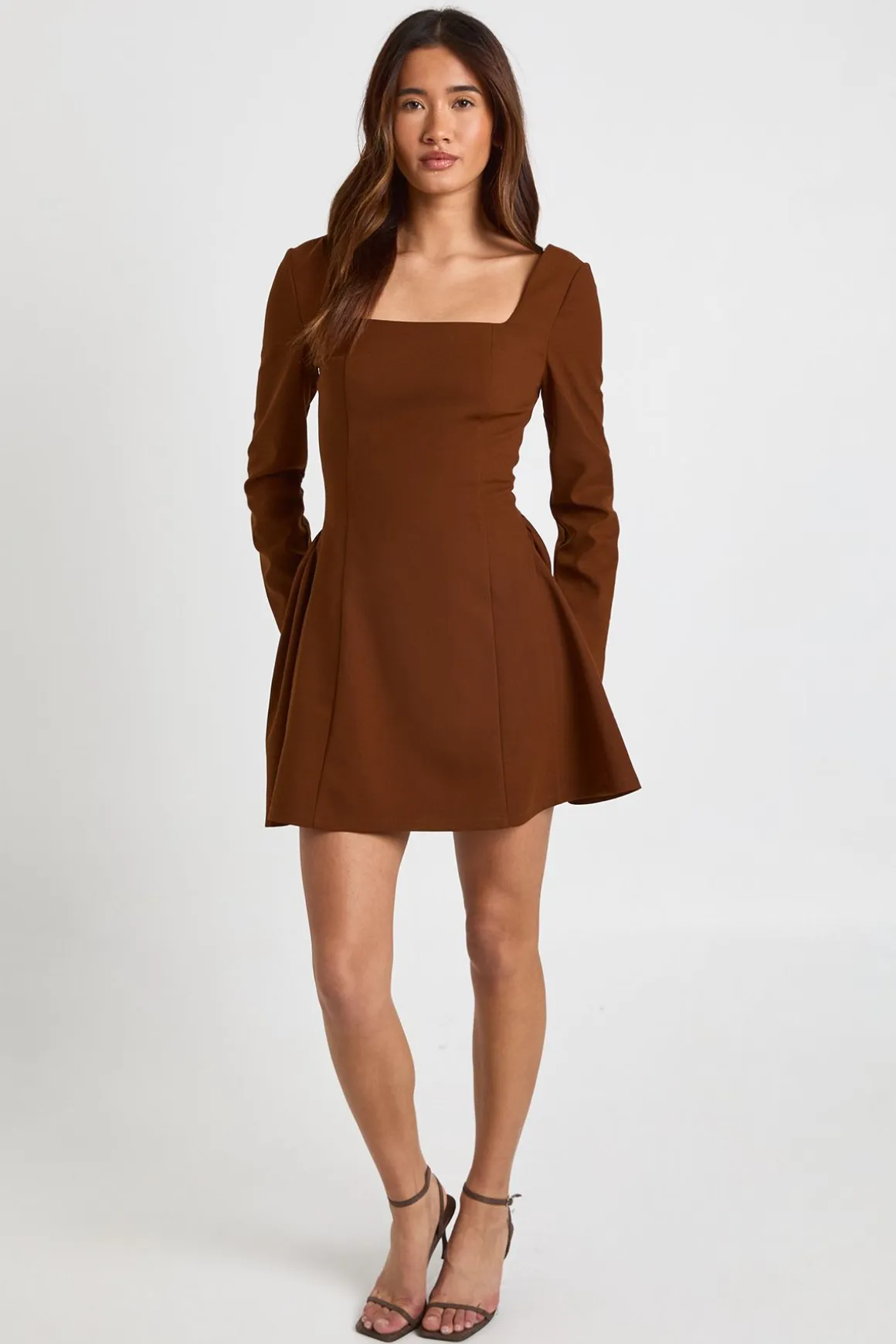 Robe Mini à Encolure Carrée Manches Longues et Jupe Évasée