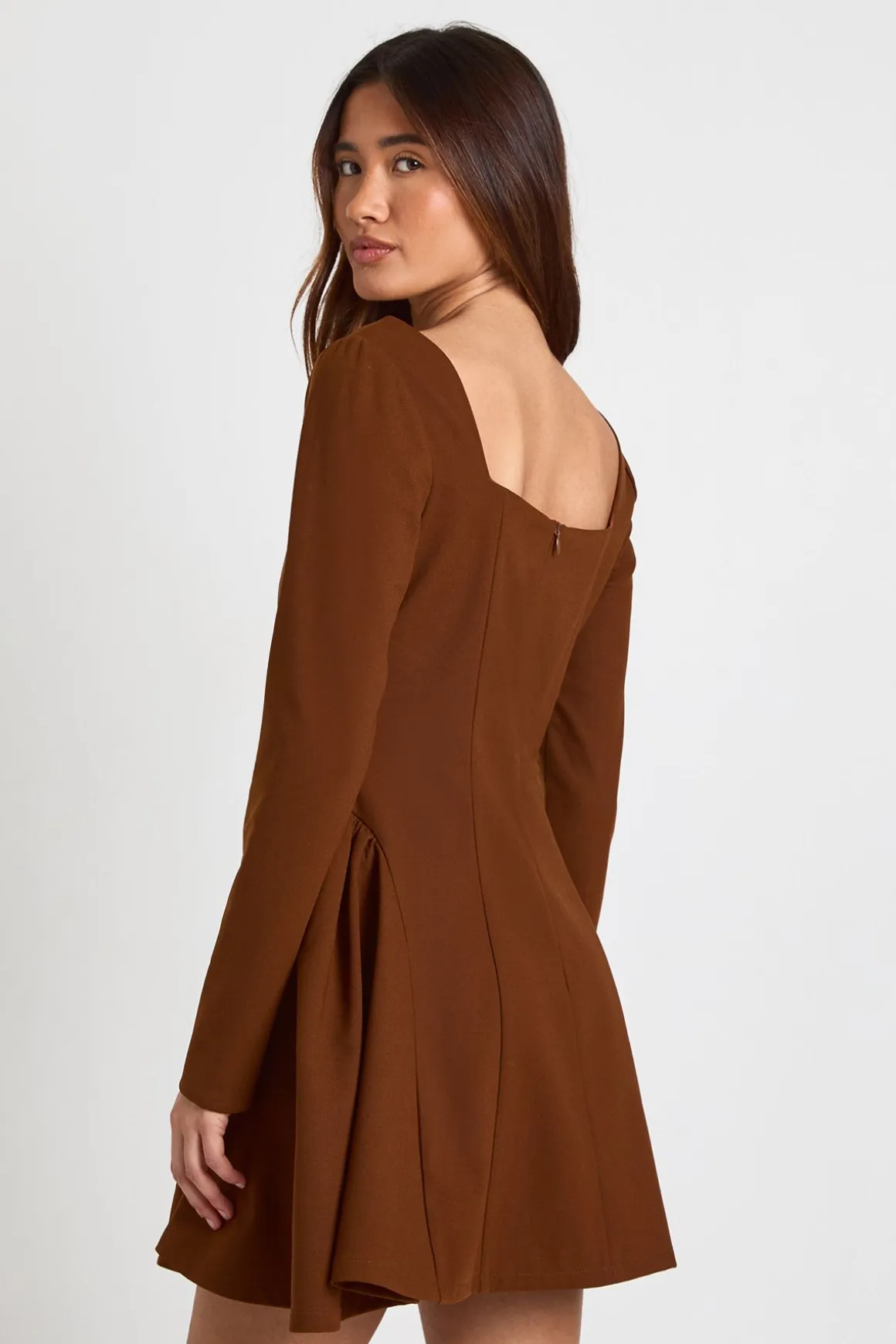 Robe Mini à Encolure Carrée Manches Longues et Jupe Évasée