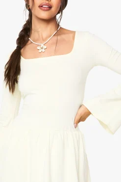 boohoo Robe mini à encolure carrée, épaules tombantes et ourlet bouffant<Femme Robes Patineuses|Robes À Manches Longues