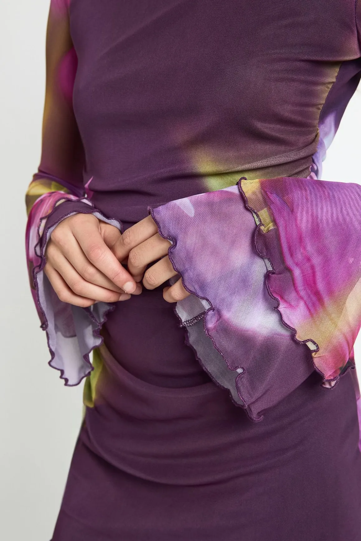 Robe mini à encolure échancrée, imprimé floral mixte, manches évasées