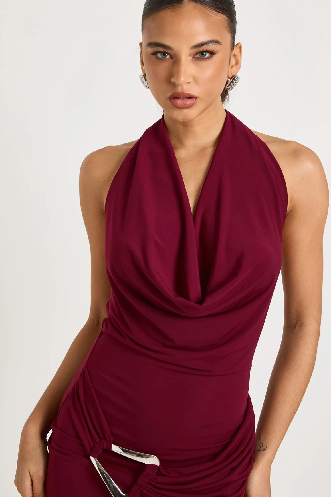 Robe mini à encolure halter à large garniture