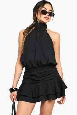 Robe mini à encolure halterneck avec jupe texturée froncée à volants