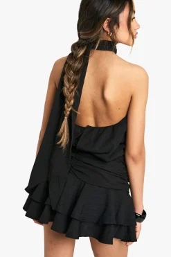 Robe mini à encolure halterneck avec jupe texturée froncée à volants
