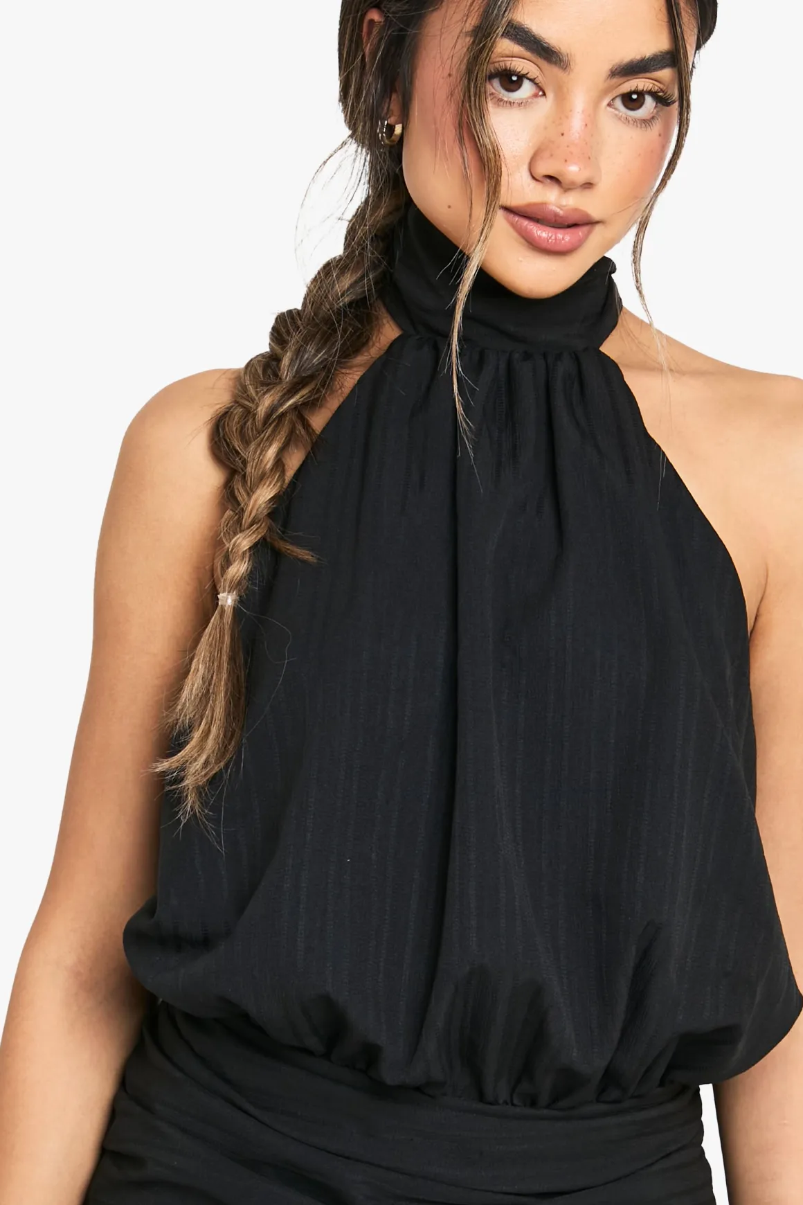 Robe mini à encolure halterneck avec jupe texturée froncée à volants