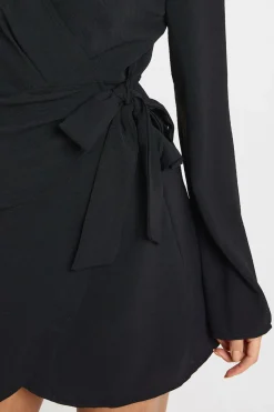 Robe mini à encolure portefeuille martelée