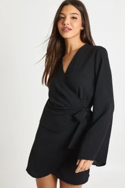 Robe mini à encolure portefeuille martelée