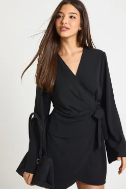 Robe mini à encolure portefeuille martelée