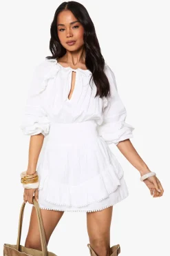 Robe mini en coton à volants avec bordure en dentelle et manches longues