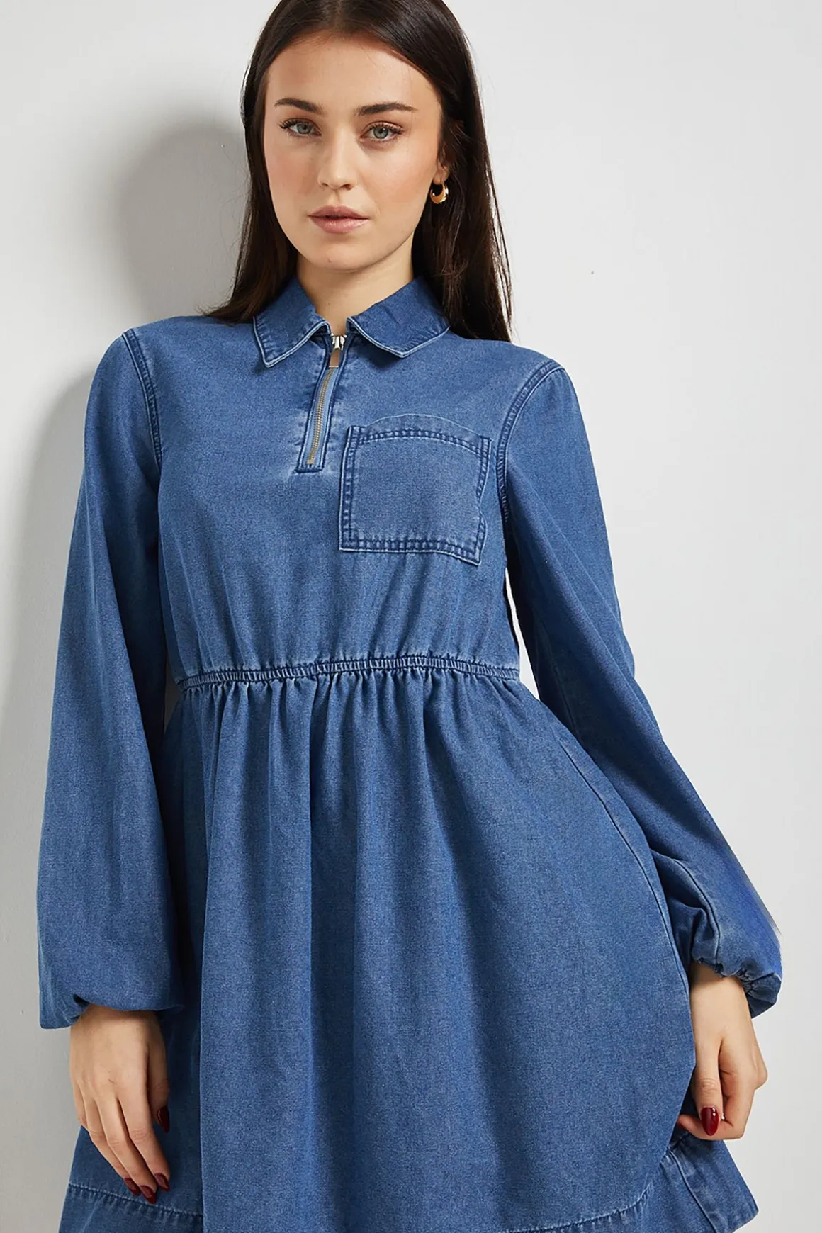 Robe Mini En Denim À Manches Longues Avec Détail De Poche Et Fermeture Zippée Devant