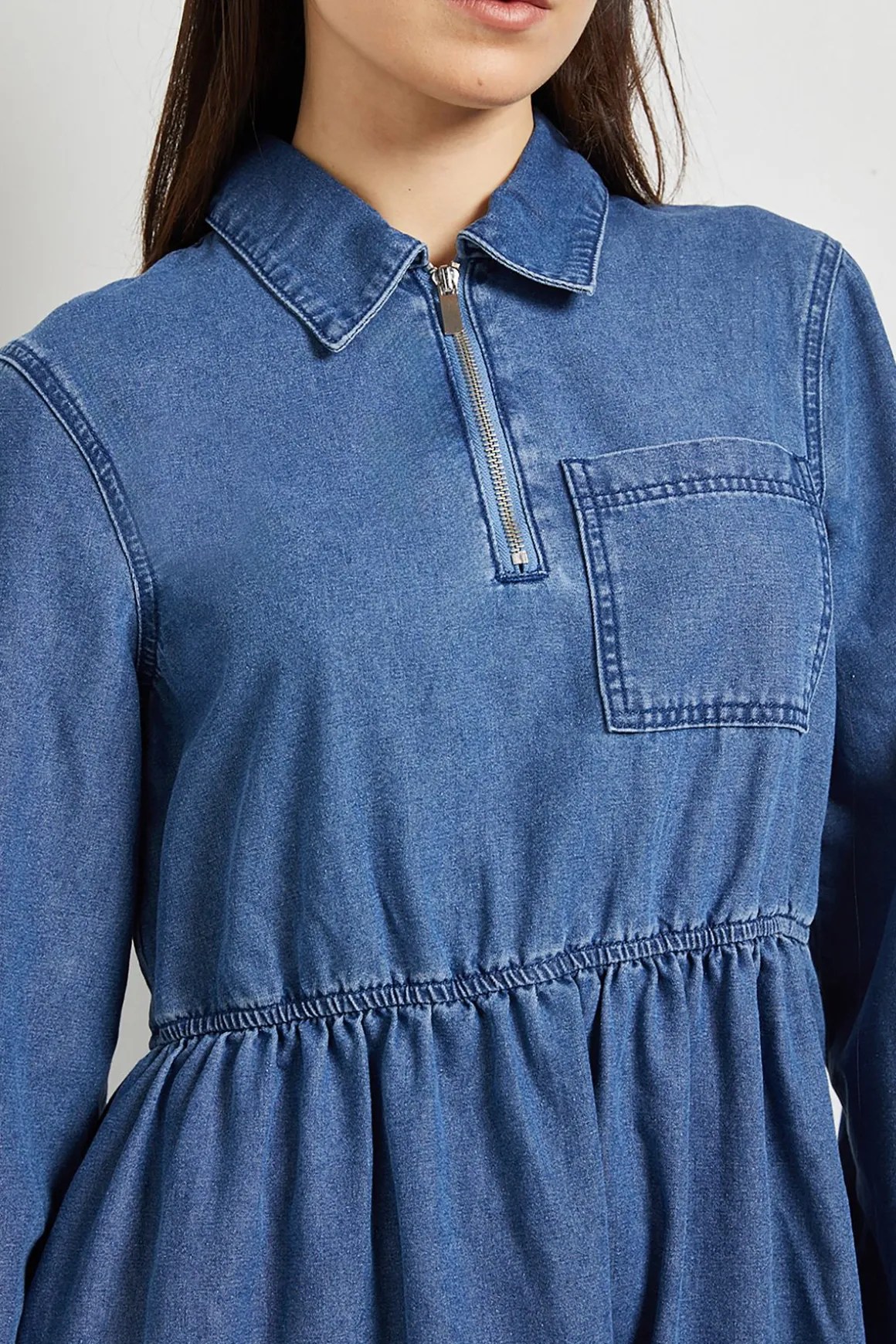 Robe Mini En Denim À Manches Longues Avec Détail De Poche Et Fermeture Zippée Devant