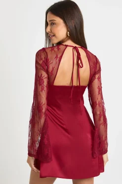 boohoo Robe mini en dentelle à manches évasées<Femme Satin Et Dentelle|Robes À Manches Longues