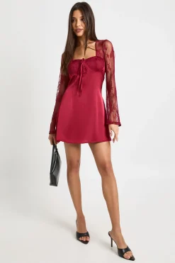 boohoo Robe mini en dentelle à manches évasées<Femme Satin Et Dentelle|Robes À Manches Longues