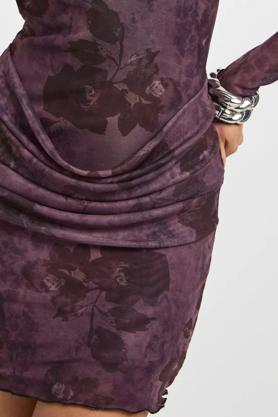 Robe mini en mesh floral à drapé avec détail à la taille