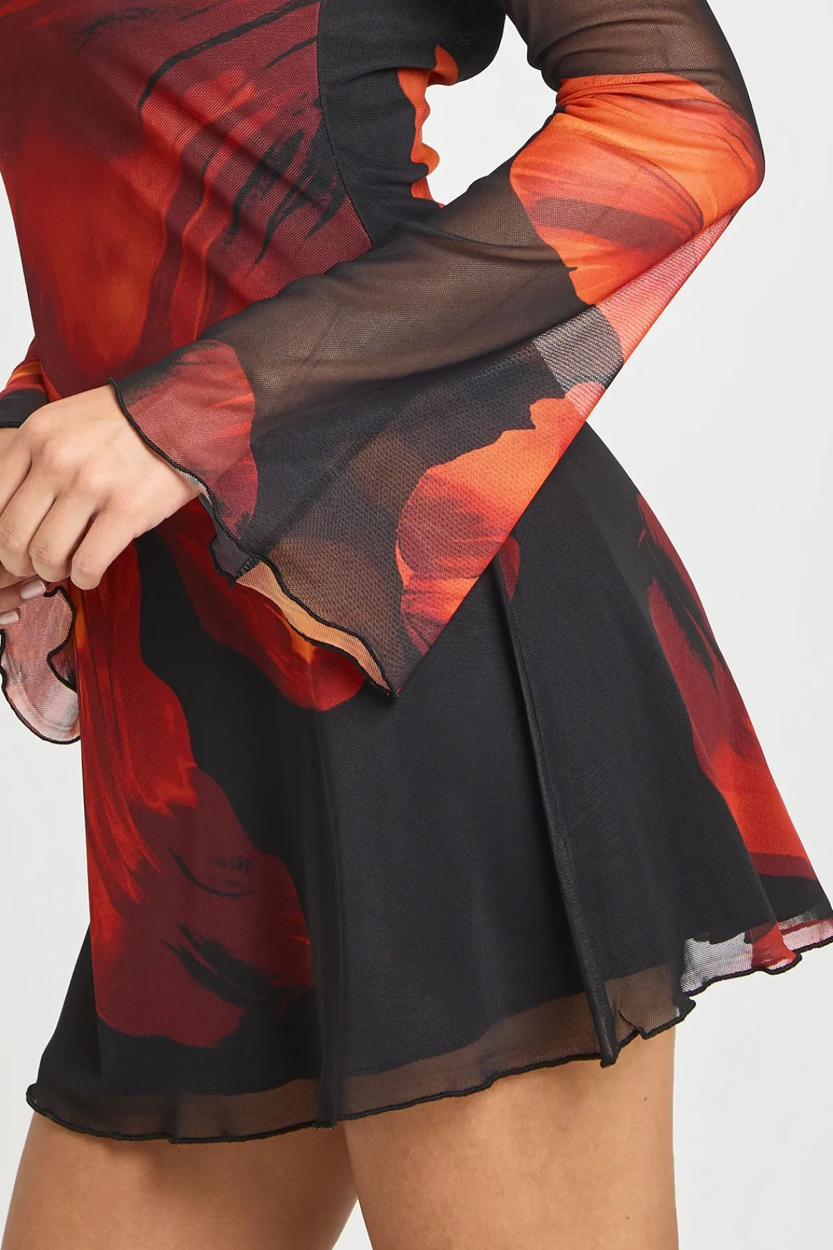 boohoo Robe Mini En Mesh À Manches Évasées Et Motif Floral<Femme Robes Moulantes|Robes À Manches Longues