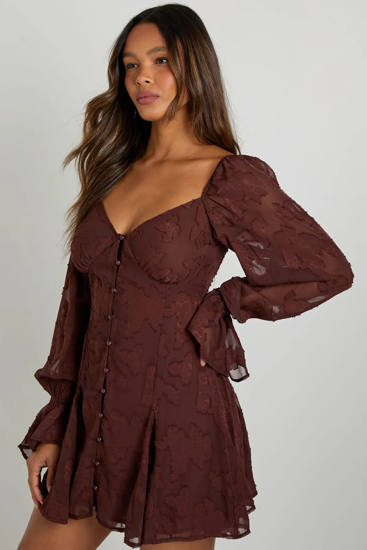 boohoo Robe Mini En Mousseline À Motif Floral Dévoré Avec Ourlet À Godets<Femme Looks Chocolat|Robes Patineuses