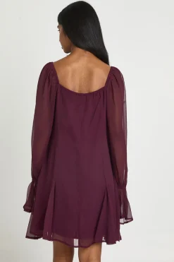 boohoo Robe Mini En Mousseline Texturée À Ourlet Godets<Femme Robes Patineuses|Robes À Manches Longues