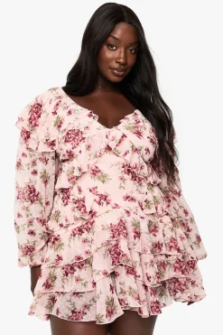 boohoo Robe Mini En Mousseline À Volants Motif Floral Grande Taille<Femme Robes Courtes|Robes À Manches Longues