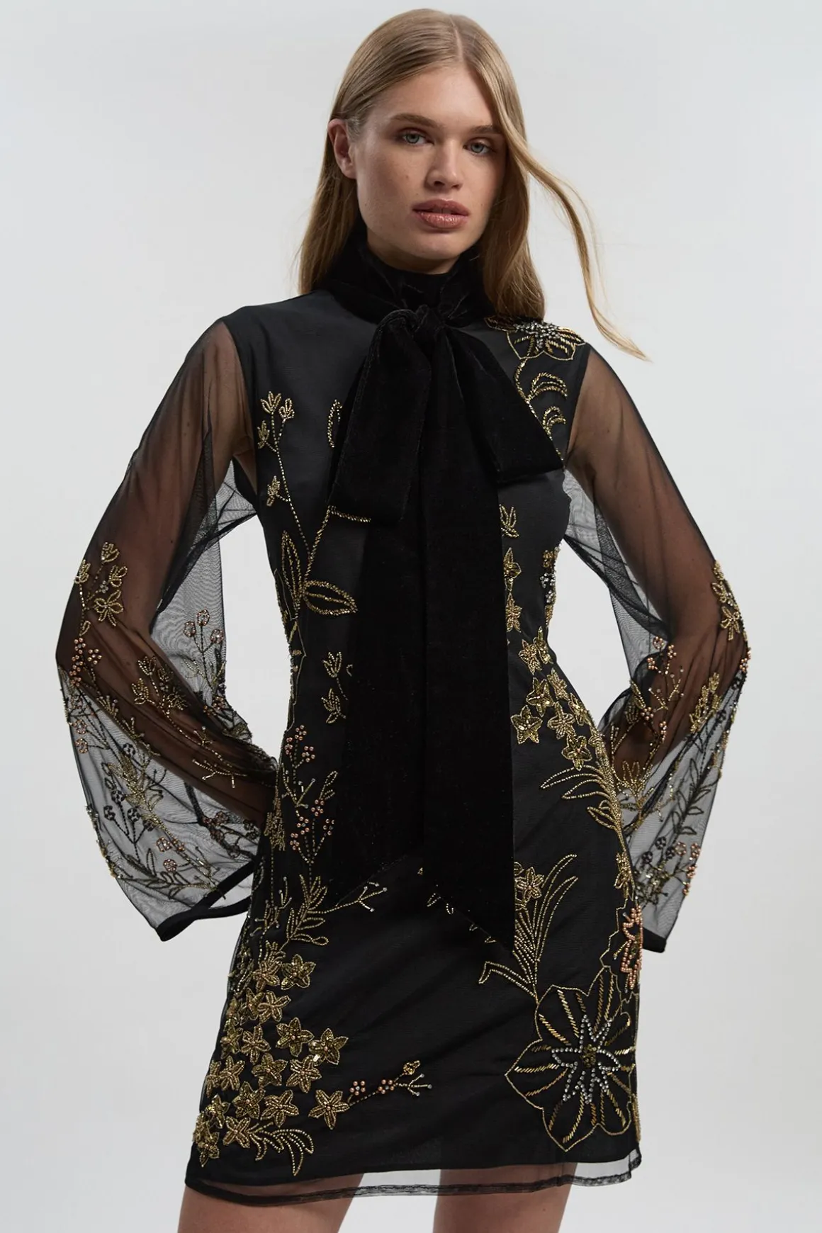 Robe Mini en Organdi Tissé Ornée d'Appliqués Floraux