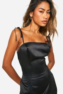 Robe mini en satin avec passepoil et bretelles nouables