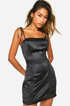 Robe mini en satin avec passepoil et bretelles nouables