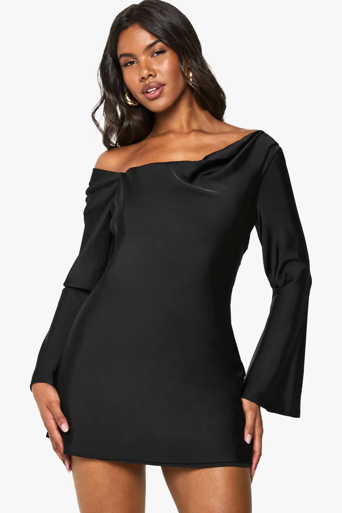 Robe mini en satin drapée à manches évasées