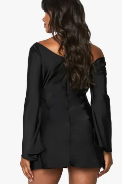 Robe mini en satin drapée à manches évasées