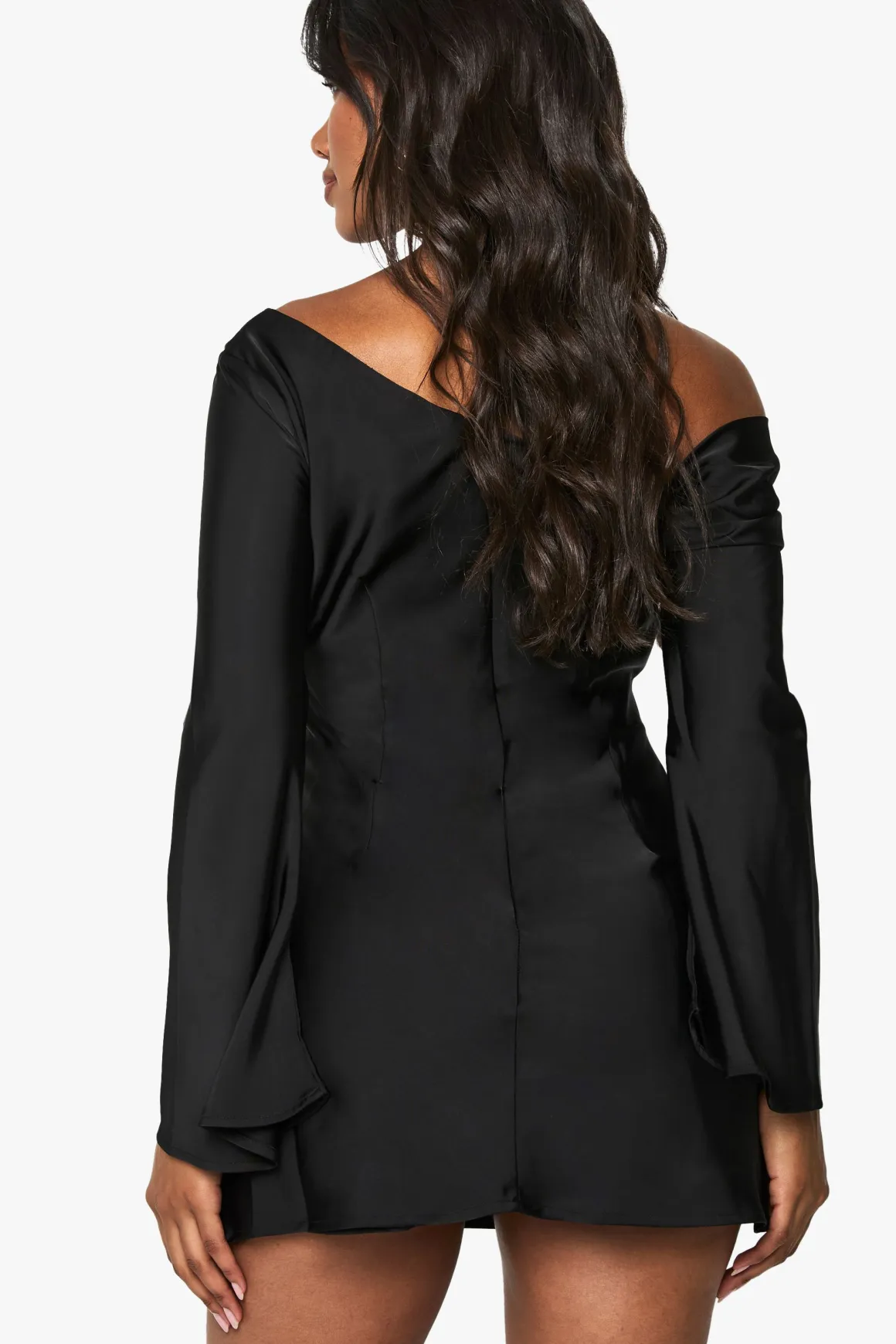 Robe mini en satin drapée à manches évasées
