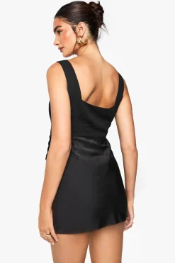 Robe mini en satin drapé à encolure carrée