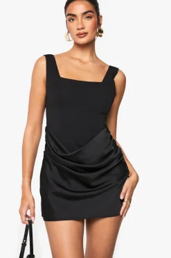 Robe mini en satin drapé à encolure carrée