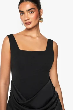 Robe mini en satin drapé à encolure carrée