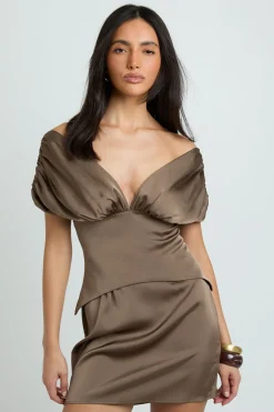 boohoo Robe Mini En Satin À Détail Froncé Et Col Bardot<Femme Robes Moulantes|Satin Et Dentelle