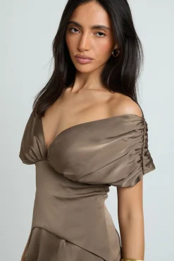 boohoo Robe Mini En Satin À Détail Froncé Et Col Bardot<Femme Robes Moulantes|Satin Et Dentelle