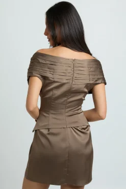boohoo Robe Mini En Satin À Détail Froncé Et Col Bardot<Femme Robes Moulantes|Satin Et Dentelle