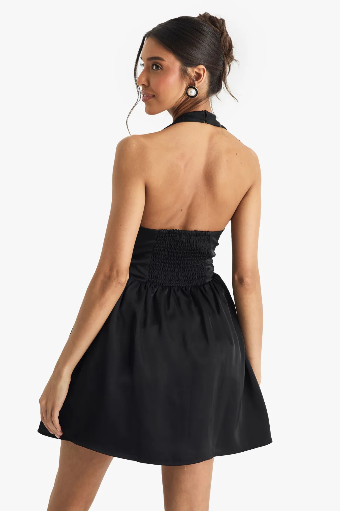 Robe mini en satin à encolure halterneck, détails à armatures et jupe volumineuse